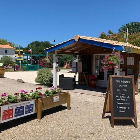 Campingplads Spacieux Avec Terrasse, 3 Chambres, Pour 6 Personnes - Api-1-52-357 Vendays-Montalivet